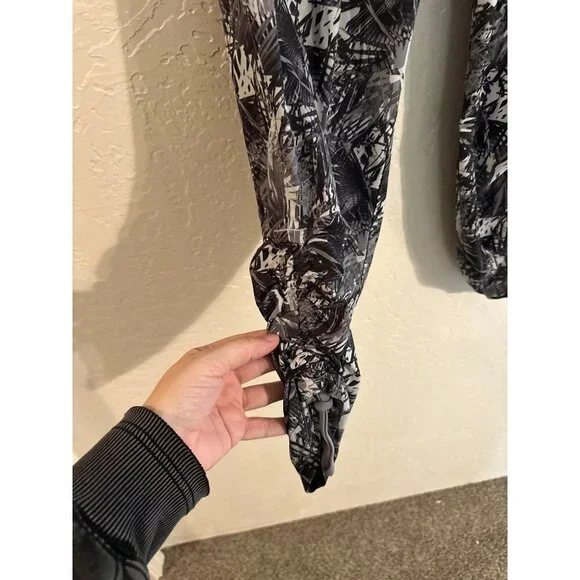 Y Athleta Ruched Hem Black & White Tropical Print Athletic Leggings - Picture 3 of 12